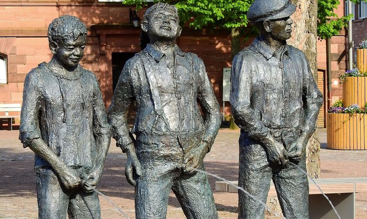 Skulptur: Männer, die gemeinsam urinieren